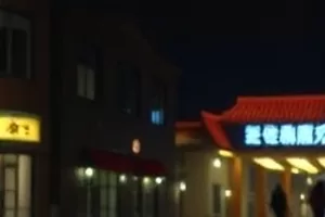 海平面上孤零零的帆船剪影