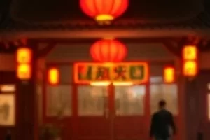 城市天际线在天将亮未亮时泛出微光