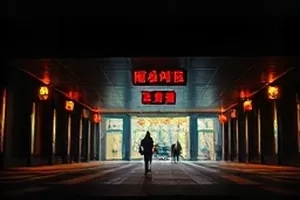 院子里晾晒的被单在阳光下泛白的画面